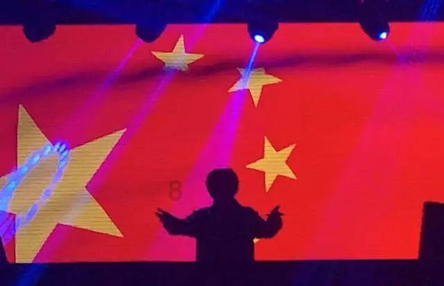 连续打网游12小时，司机误把油门当刹车，把车开进路边菜地